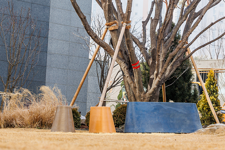 Hyundai E&C received awards for 3D printed landscaping facilities using recycled plastics (Illumistate